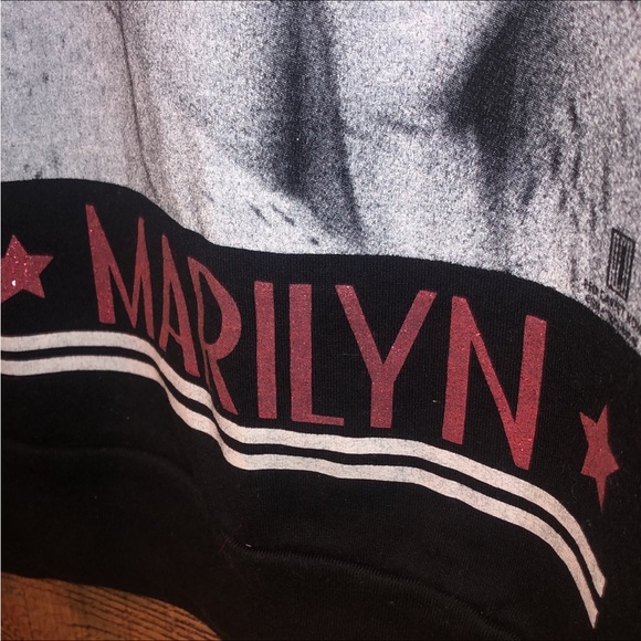 💕 GIFTED💕Red Carpet Noir Marilyn Monroe open back sweatshirt - Picture 2 of 5